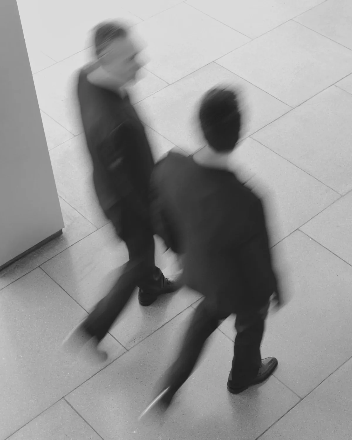Doi profesioniști în mișcare, văzuți din unghi aerian